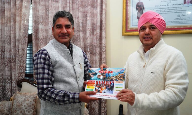 सचिव कार्यक्रम क्रियान्वयन विभाग दीपक कुमार ने मेरी योजना पुस्तक महाराज को की भेंट सचिव कार्यक्रम क्रियान्वयन विभाग दीपक कुमार ने मेरी योजना पुस्तक महाराज को की भेंट