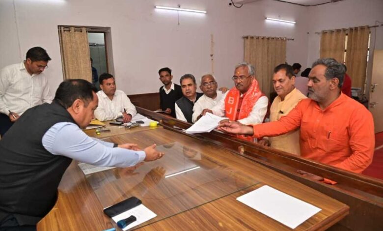 त्रिवेंद्र ने ऑनलाइन के बाद अब ऑफलाइन किया नामांकन, बोले, जनता के आशीर्वाद से प्रचंड होगी भाजपा की जीत