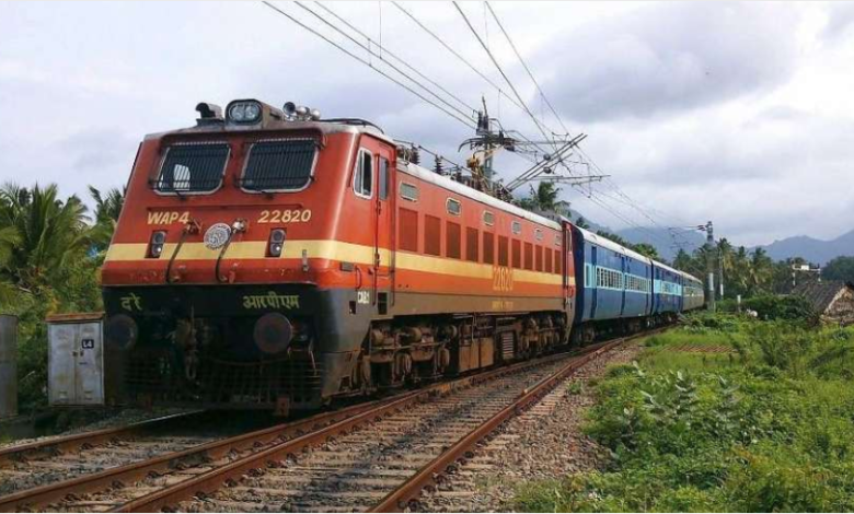 लालकुआं को मिला रेल सेवा का तोहफा: प्रयागराज एक्सप्रेस को मिली हरी झंडी लालकुआं को मिला रेल सेवा का तोहफा: प्रयागराज एक्सप्रेस को मिली हरी झंडी