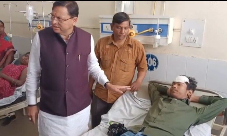CM धामी ने बस दुर्घटना में घायलों का अस्पताल पहुंच जाना हाल CM धामी ने बस दुर्घटना में घायलों का अस्पताल पहुंच जाना हाल