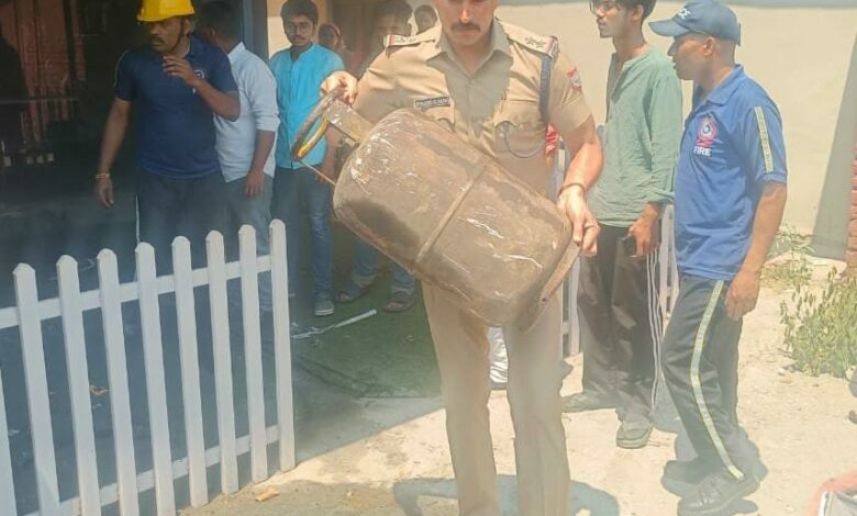 रेस्टोरेंट में लगी आग, 03 व्यक्ति घायल रेस्टोरेंट में लगी आग, 03 व्यक्ति घायल