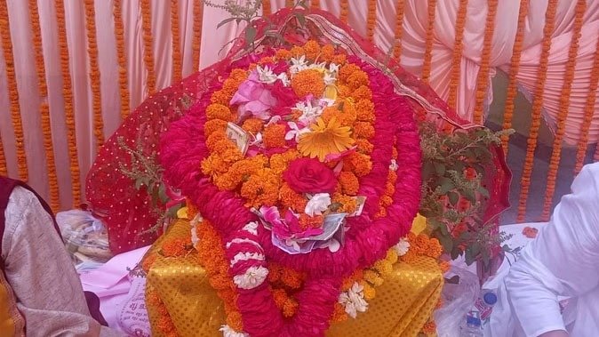 गाडू घड़ा यात्रा के दर्शन के लिए श्रद्धलाुओं की उमड़ी भीड़ गाडू घड़ा यात्रा के दर्शन के लिए श्रद्धलाुओं की उमड़ी भीड़
