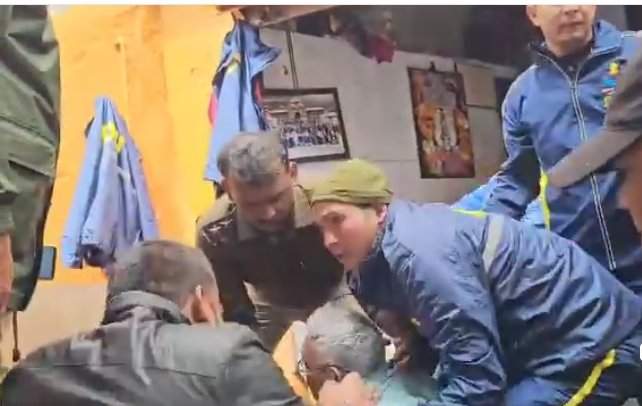 बेहोश होकर गिरे बुजुर्ग के लिए देवदूत बने जवान बेहोश होकर गिरे बुजुर्ग के लिए देवदूत बने जवान