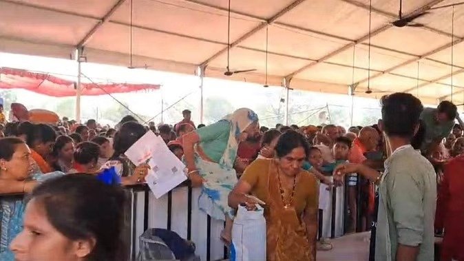 हरिद्वार में ऑफलाइन पंजीकरण बंद करने पर बवाल हरिद्वार में ऑफलाइन पंजीकरण बंद करने पर बवाल