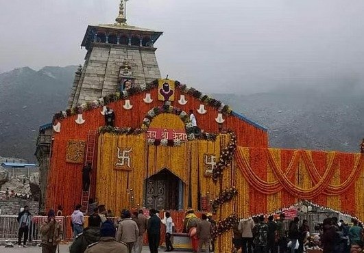 केदारनाथ धाम में दर्शनों को पहुँच रहे विदेशी यात्री केदारनाथ धाम में दर्शनों को पहुँच रहे विदेशी यात्री