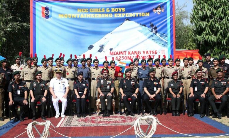 डीजी एनसीसी ने पर्वतारोहण अभियान को हरी झंडी दिखाकर रवाना किया डीजी एनसीसी ने पर्वतारोहण अभियान को हरी झंडी दिखाकर रवाना किया