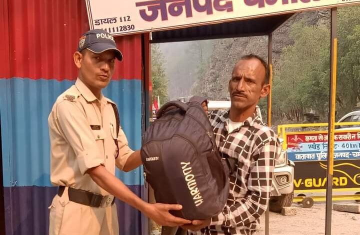 यात्रियों की मदद कर रही चमोली पुलिस यात्रियों की मदद कर रही चमोली पुलिस