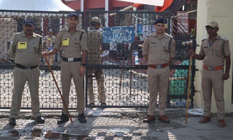 अलर्ट मोड पर रहा पुलिस बल अलर्ट मोड पर रहा पुलिस बल