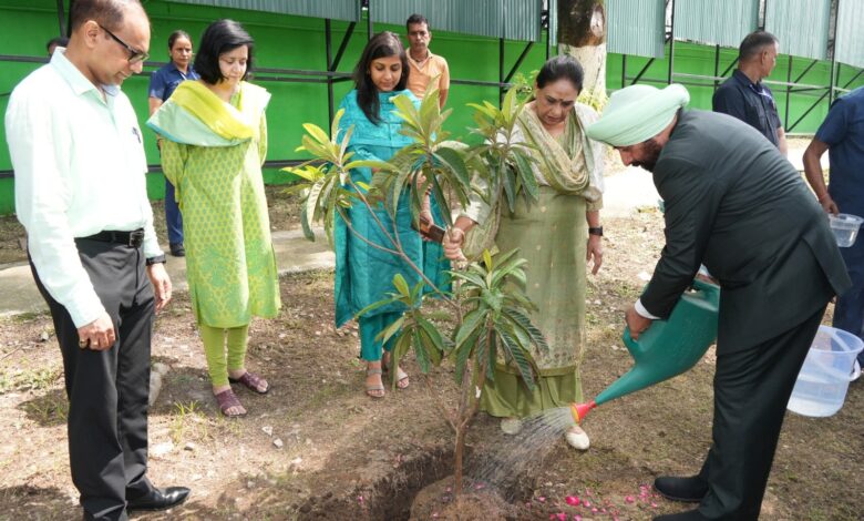 राजभवन में मनाया गया उत्तराखण्ड की लोक संस्कृति का पर्व ‘‘हरेला’’ राजभवन में मनाया गया उत्तराखण्ड की लोक संस्कृति का पर्व ‘‘हरेला’’