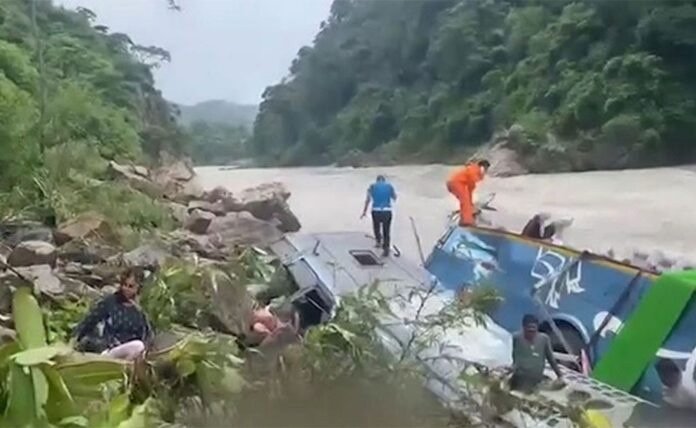 खतरे के निशान से ऊपर बह रही अलकनंदा खतरे के निशान से ऊपर बह रही अलकनंदा