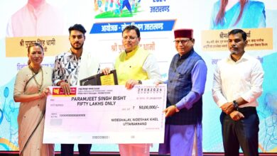 खिलाड़ियों को सीएम ने प्रदान किए 50-50 लाख की धनराशि के चेक