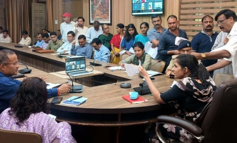 जिलाधिकारी की अध्यक्षता में जनसुनवाई का आयोजन जिलाधिकारी की अध्यक्षता में जनसुनवाई का आयोजन