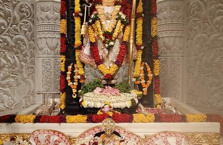 भगवान श्रीरामलला का दिव्य विग्रह देवभूमि की विश्वविख्यात ऐपण कला से सुसज्जित शुभवस्त्रम में सुशोभित हुए
