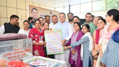 मिले उपहार : बच्चों के चेहरे पर खिली मुस्कान