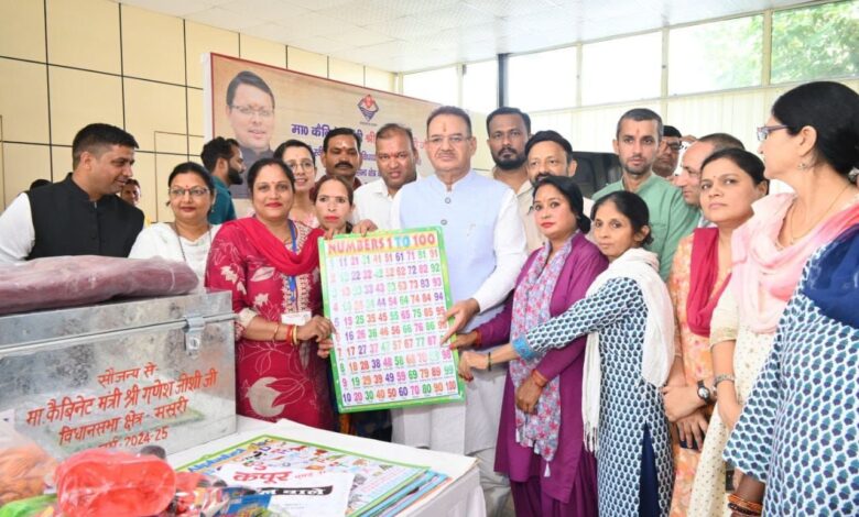 मिले उपहार : बच्चों के चेहरे पर खिली मुस्कान मिले उपहार : बच्चों के चेहरे पर खिली मुस्कान