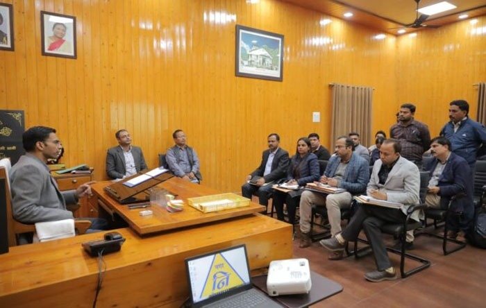 सफाई व्यवस्था को केवल बिजनेस न समझे कंपनियां: डीएम सफाई व्यवस्था को केवल बिजनेस न समझे कंपनियां: डीएम