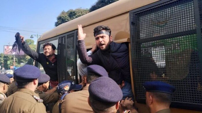 गृह मंत्री को काले झंडे दिखाने जा रहे कांग्रेसियों को पुलिस ने किया गिरफ्तार गृह मंत्री को काले झंडे दिखाने जा रहे कांग्रेसियों को पुलिस ने किया गिरफ्तार