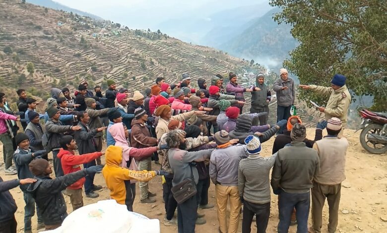 पुलिस ने छात्र-छात्राओ व ग्रमीणों को नशे व साईबर अपराध के प्रति किया जागरुक