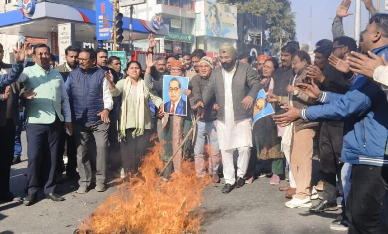 कांग्रेस कार्यकर्ताओं ने किया गृह मंत्री का पुतला दहन कांग्रेस कार्यकर्ताओं ने किया गृह मंत्री का पुतला दहन