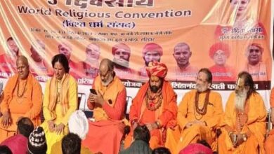 जूना अखाड़े के परिसर में दूसरे दिन भी धर्म संसद का आयोजन