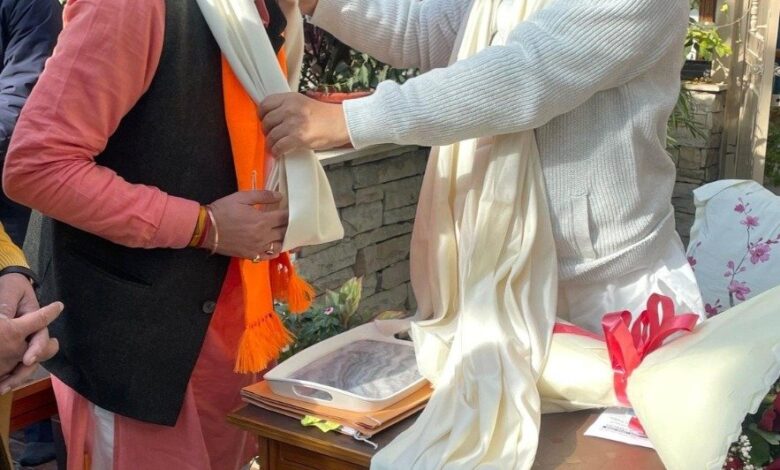 महापौर पद के प्रत्याशी सौरभ थपिलयाल ने की महंत देवेंद्र दास महाराज से शिष्टाचार भेंट महापौर पद के प्रत्याशी सौरभ थपिलयाल ने की महंत देवेंद्र दास महाराज से शिष्टाचार भेंट