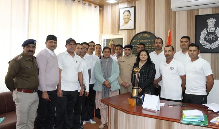 मैत्री मैच में विजेता टीम को एसपी ने किया सम्मानित मैत्री मैच में विजेता टीम को एसपी ने किया सम्मानित