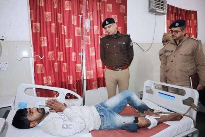 बैंक में घुसे बदमाश और पुलिस के बीच हुई मुठभेड़, बदमाश घायल बैंक में घुसे बदमाश और पुलिस के बीच हुई मुठभेड़, बदमाश घायल