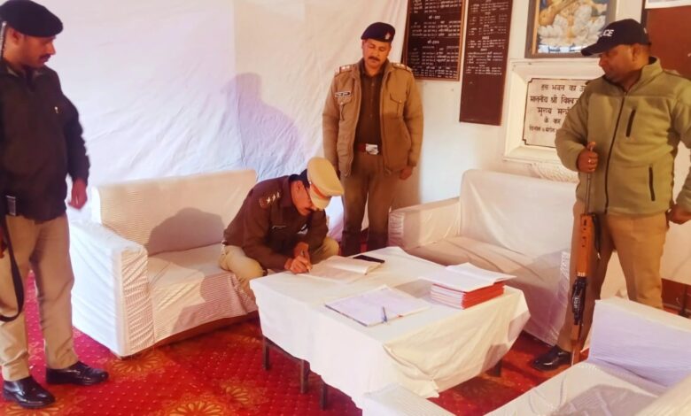 पुलिस उपाधीक्षक ने लिया सुरक्षा व्यवस्था का जायजा पुलिस उपाधीक्षक ने लिया सुरक्षा व्यवस्था का जायजा