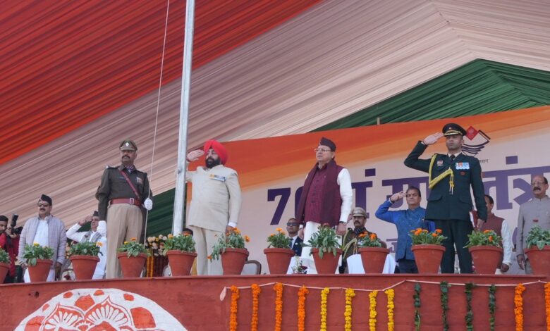 गणतंत्र दिवस की 75वीं वर्षगांठ के अवसर पर राज्यपाल ने राजभवन एवं परेड ग्राउंड में फहराया राष्ट्रीय ध्वज।