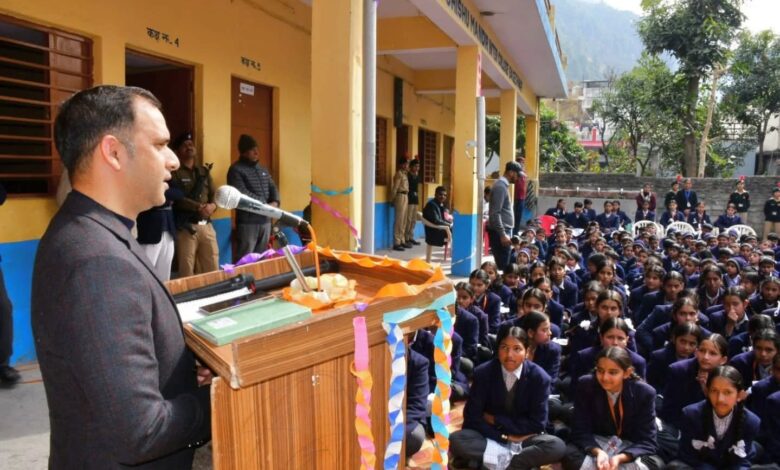 बोर्ड परीक्षार्थियों को जिलाधिकारी ने बोला “आल द बेस्ट” बोर्ड परीक्षार्थियों को जिलाधिकारी ने बोला “आल द बेस्ट”