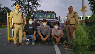 वाहन से बाहर लटककर हुडदंग मचाने वाले 03 अभियुक्तों के विरुद्ध पुलिस एक्ट के अंतर्गत कार्यवाही करते हुए लिया हिरासत में