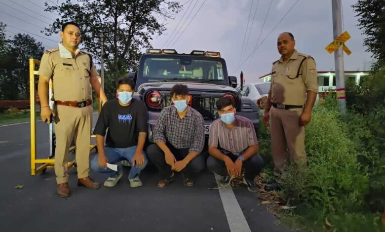 वाहन से बाहर लटककर हुडदंग मचाने वाले 03 अभियुक्तों के विरुद्ध पुलिस एक्ट के अंतर्गत कार्यवाही करते हुए लिया हिरासत में वाहन से बाहर लटककर हुडदंग मचाने वाले 03 अभियुक्तों के विरुद्ध पुलिस एक्ट के अंतर्गत कार्यवाही करते हुए लिया हिरासत में