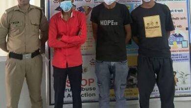 शराब के नशे में कार के बोनट पर हुड़दंग मचाने वाले तीन युवक गिरफ्तार, वाहन सीज