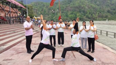 अंतरराष्ट्रीय योग दिवस पर त्रिवेणी घाट पर गंगा आरती संग हुआ योग शिविर का आयोजन