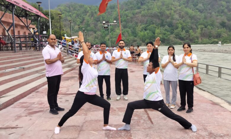 अंतरराष्ट्रीय योग दिवस पर त्रिवेणी घाट पर गंगा आरती संग हुआ योग शिविर का आयोजन