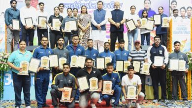 सीएम पुष्कर सिंह धामी और कैबिनेट मंत्री रेखा आर्या ने दिए पुरस्कार