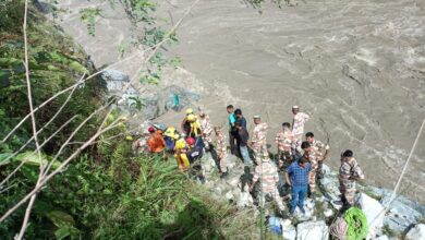 टेंपो ट्रैवलर गहरी खाई में गिरा..2 की मौत, लापता यात्रियों की तलाश जारी…