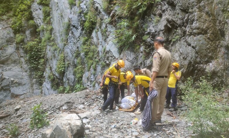 देहरादून: 400 मीटर गहरी खाई में समाया वाहन, 3 की मौत, 1 घायल…