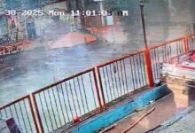 तेज़ बारिश के बाद भीमगोडा मंदिर के ऊपर की पहाड़ी से अचानक गिरा मलबा