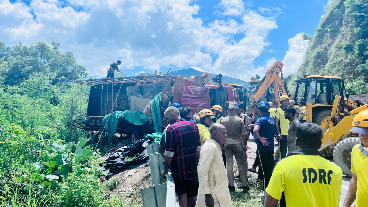 यहां कावड़ यात्रियों का ट्रक पलटा, एक की मौत, 14 घायल…