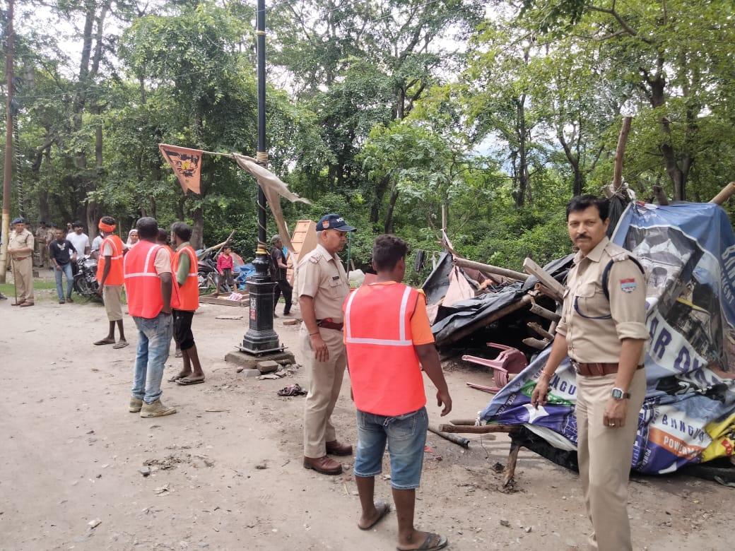 कांवड यात्रा के दृष्टिगत पुलिस तथा नगर निगम की संयुक्त टीम द्वारा कांवड़ यात्रा मार्ग पर अस्थाई अतिक्रमण के विरुद्ध की कार्यवाही