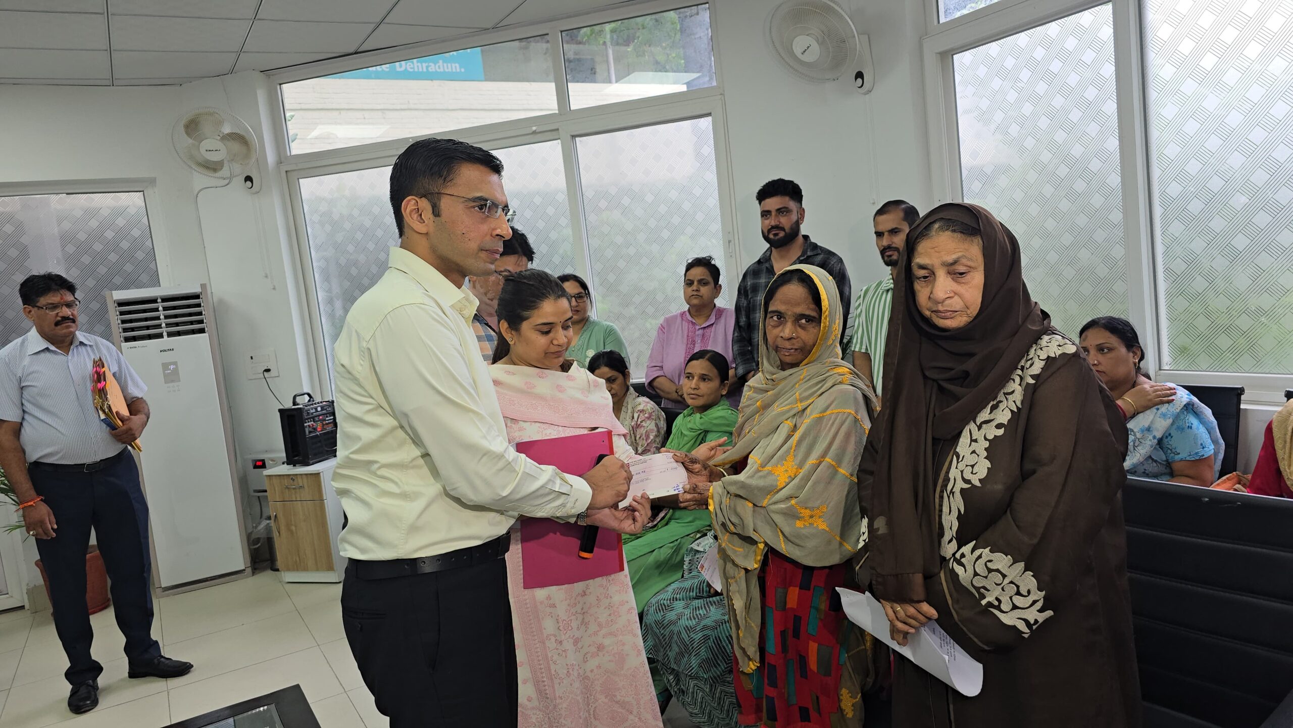 लाइफस्टाइल से लोकसेवा तक: रायफल क्लब फंड से डीएम ने दी आर्थिक मदद