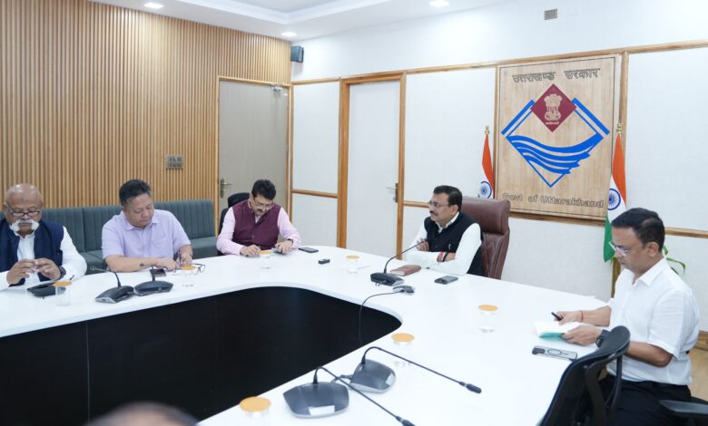 मुख्य सचिव आनंद बर्धन की अध्यक्षता में सचिवालय सभागार में सचिव स्तर की बैठक आयोजित