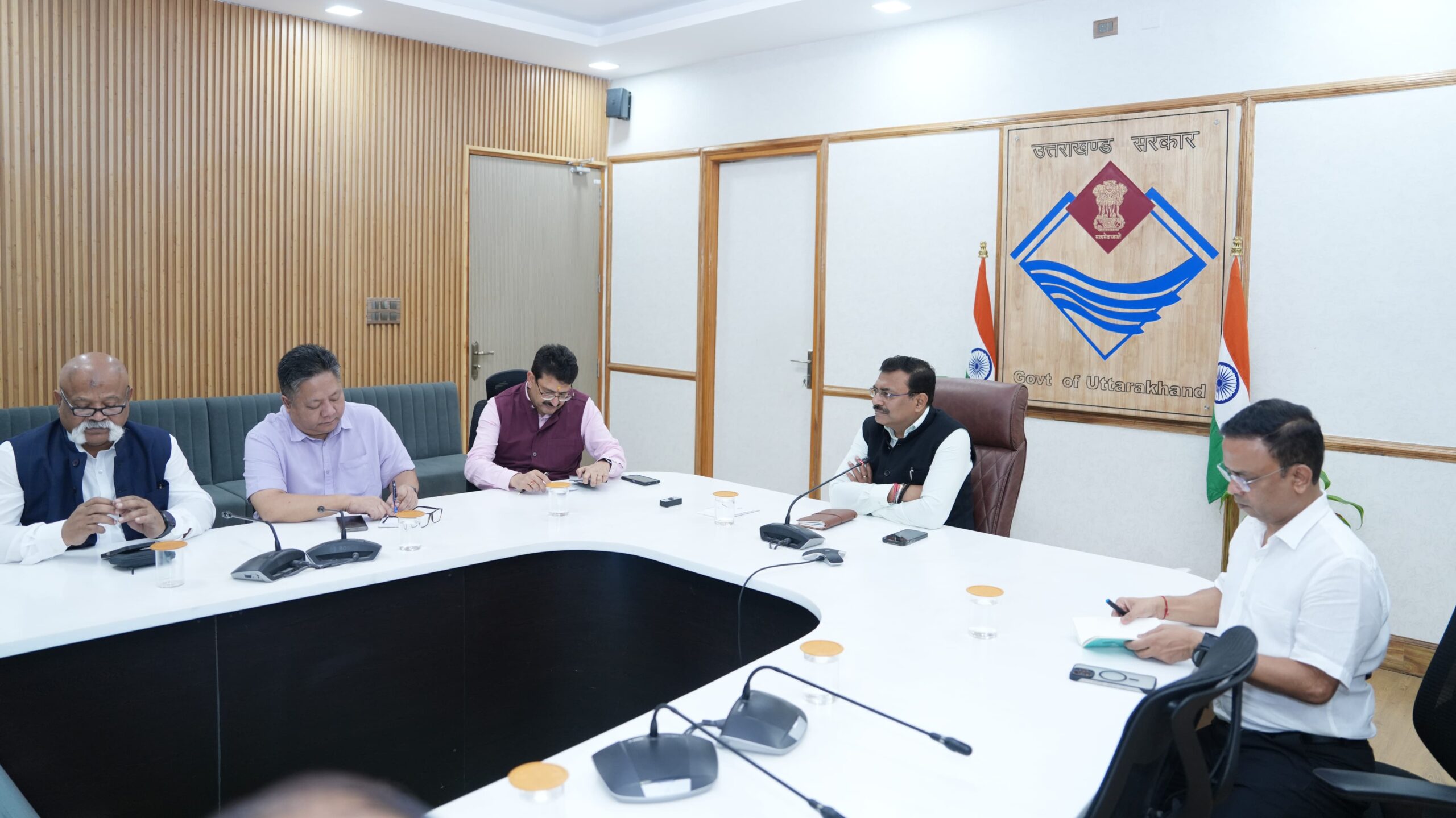 मुख्य सचिव आनंद बर्धन की अध्यक्षता में सचिवालय सभागार में सचिव स्तर की बैठक आयोजित