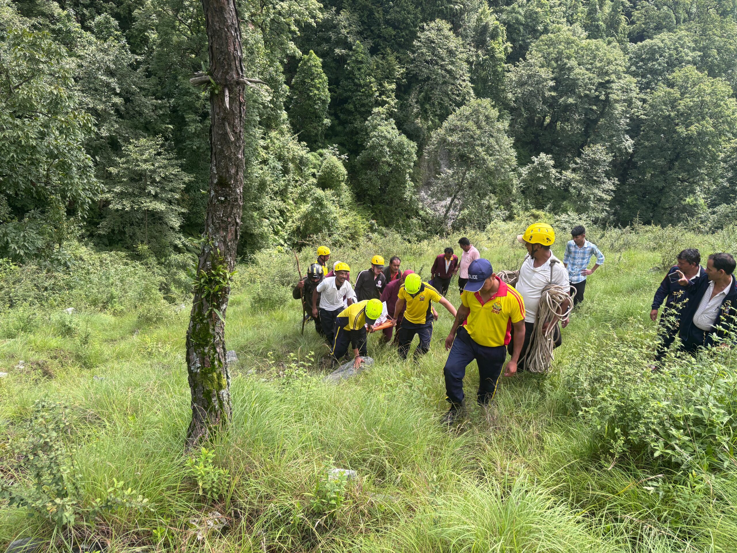 साइकिल सवार युवक खाई में गिरा, भालू के हमले से मौत