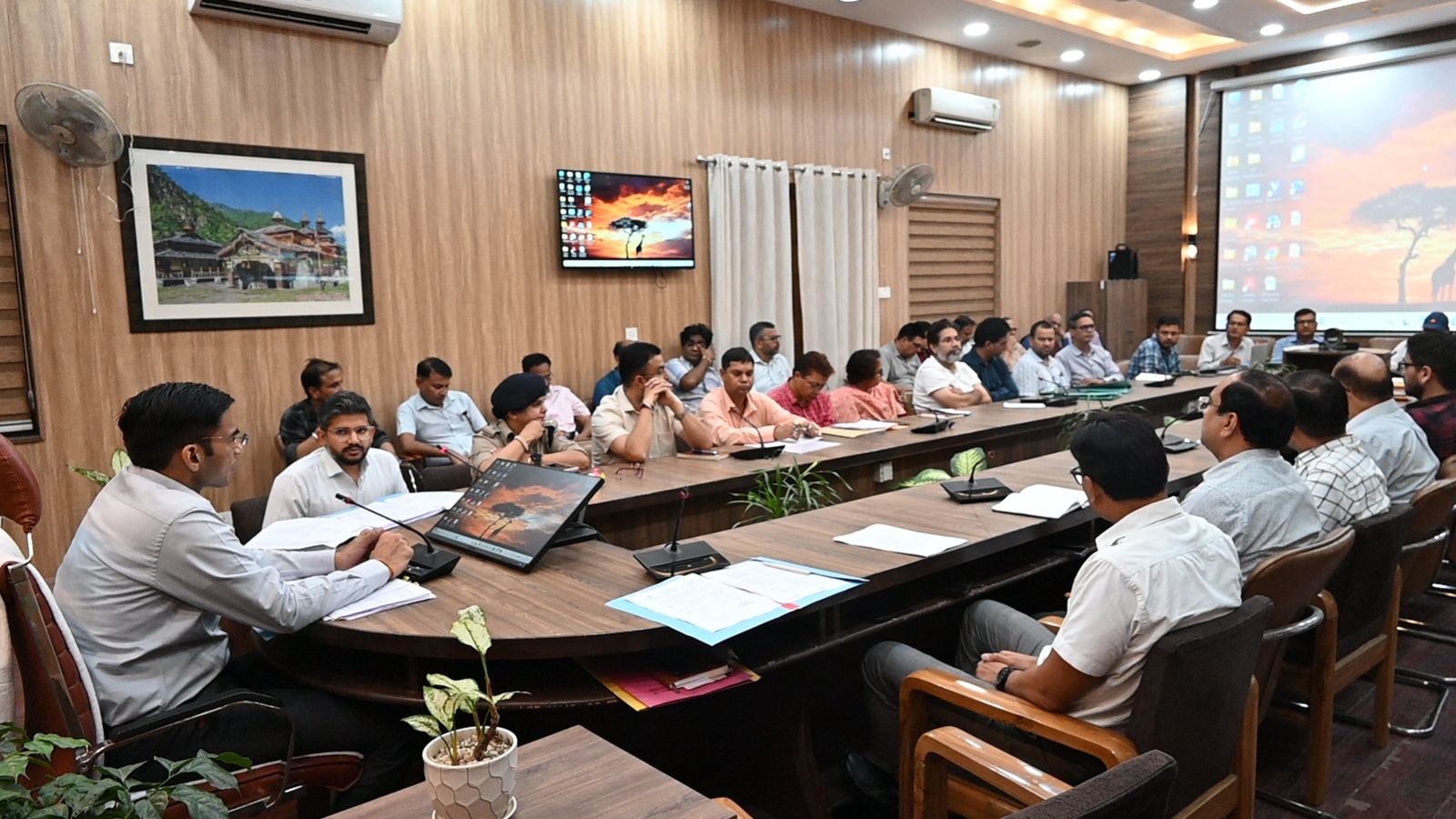 त्रिस्तरीय पंचायत चुनाव को शांतिपूर्ण, निष्पक्ष एवं पारर्शिता के साथ संपन्न कराने को लेकर  डीएम ने की बैठक 