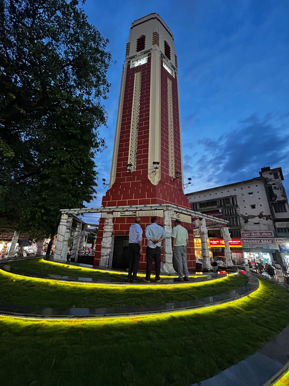 देहरादून का घंटाघर बना आकर्षण का केंद्र, एलईडी लाइट और हरियाली से निखर रहा शहर