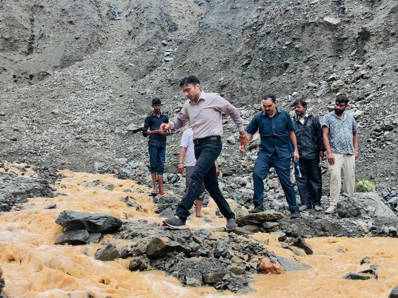 आपदाग्रस्त बटोली गांव में जिला प्रशासन ने 24 घंटे में तैयार किया वैकल्पिक मार्ग, संवेदनशील प्रशासन ने मौके पर ही दी राहत राशि