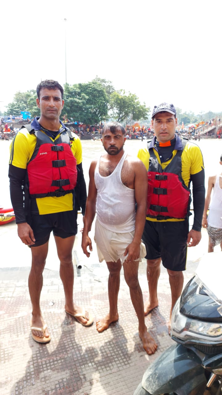 SDRF के जांबाज़ जवानों ने दिखाया साहस, घाटों पर निभाई जिम्मेदारी