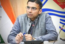 डीएम ने नगर निगम व तहसील के अधिकारियों कड़ी फटकार; विधिवत् नौकरी के होते हुए भी विभाग क्यों तत्पर नही